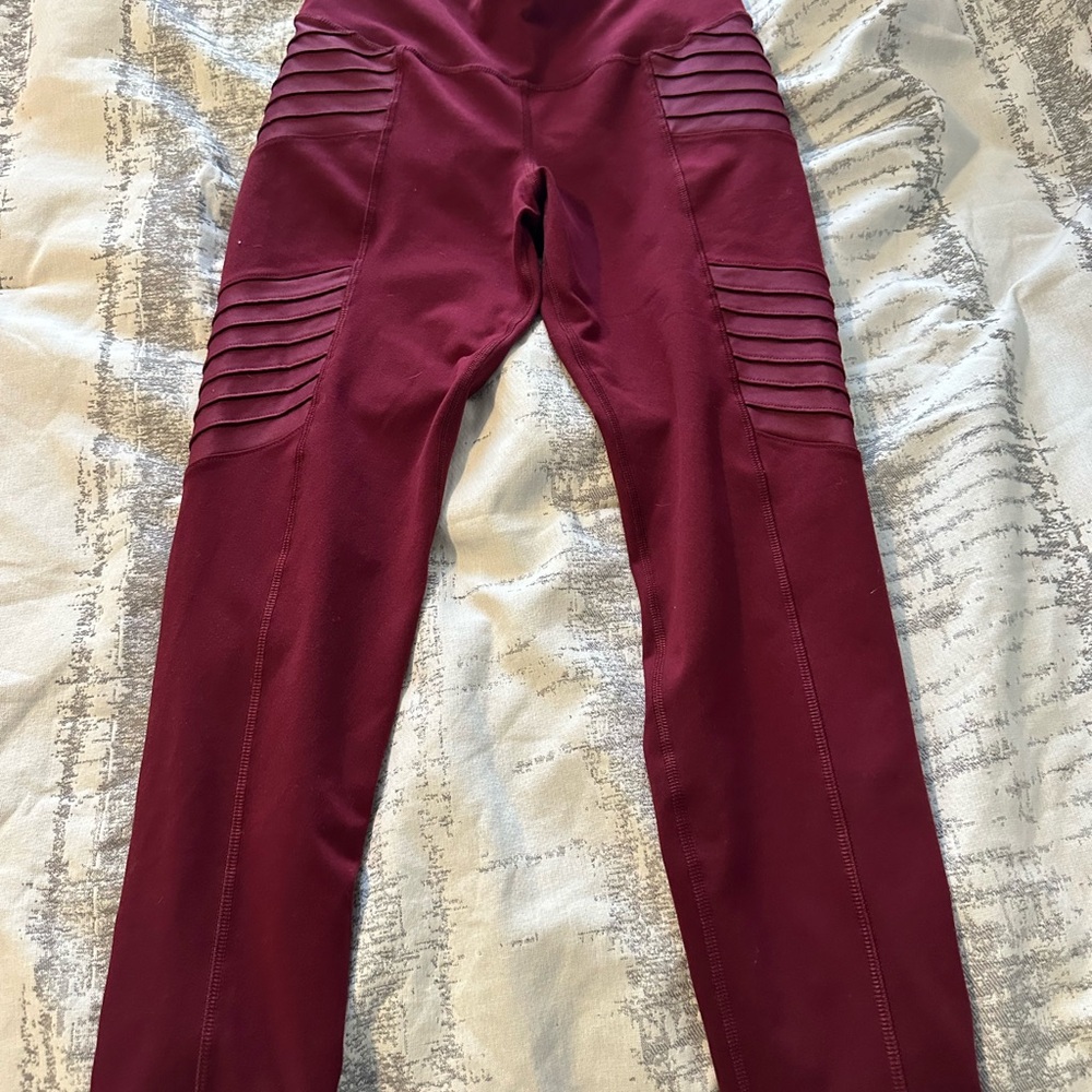Old Navy Burgundy Leggings with Ribbed Detail size M EUC only worn once